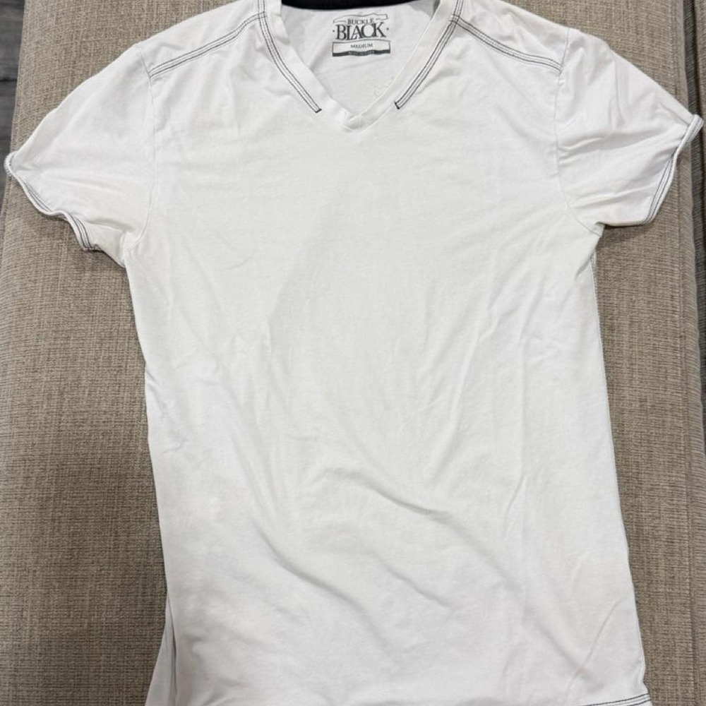 Buckle Black White Contrast Stitch V-Neck T-Shirt Medium BB3030